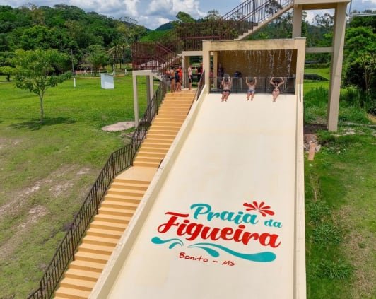 escorrega e diversão na praia