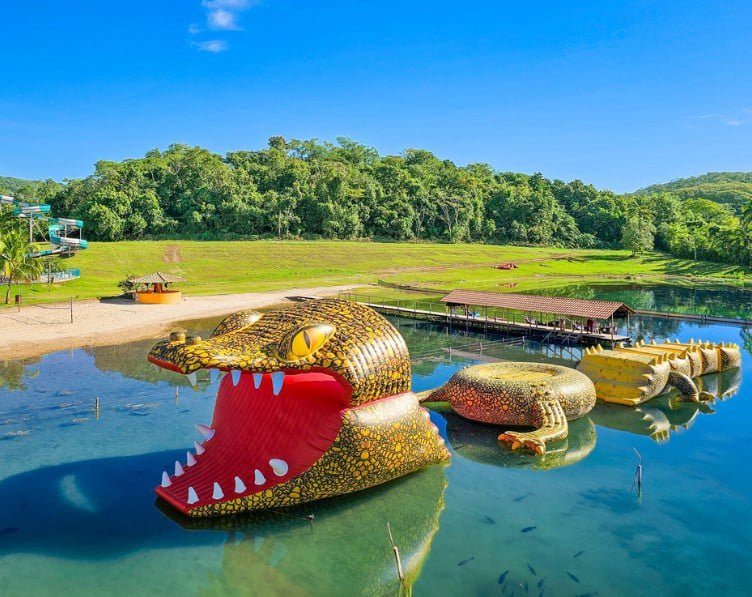 jacare inflavel na praia