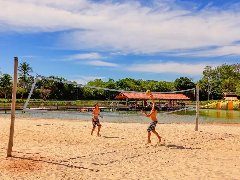 Beach volleyball and tennis at Praia da Figueira