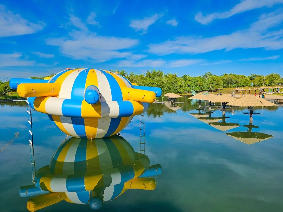 Saturno Pantaneiro inflatable balance toy floating on the lagoon at Praia da Figueira