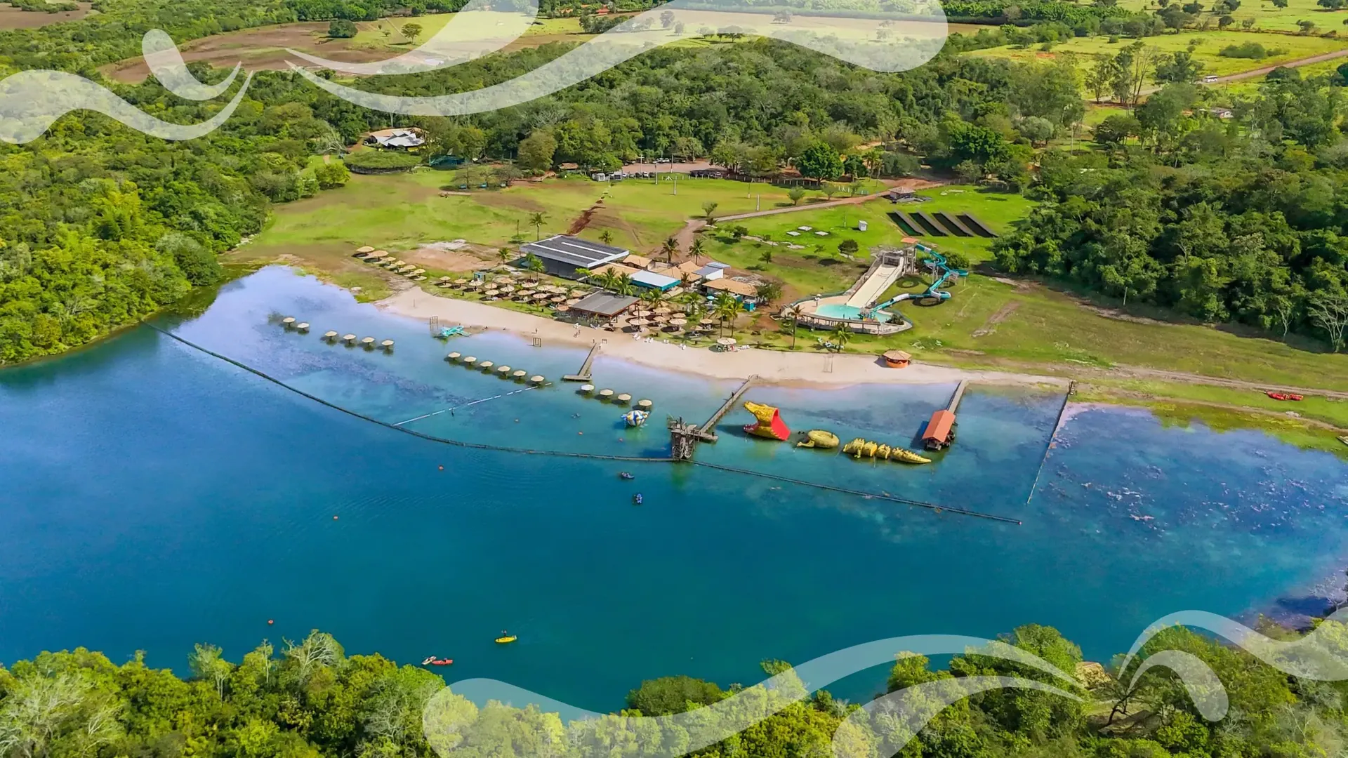Vista aérea da Praia da Figueira, parque aquático e balneário natural em Bonito-MS