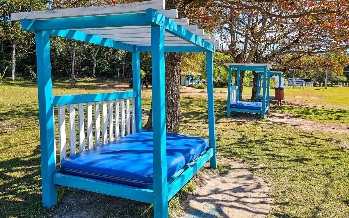 Shaded family bungalows for resting at Praia da Figueira