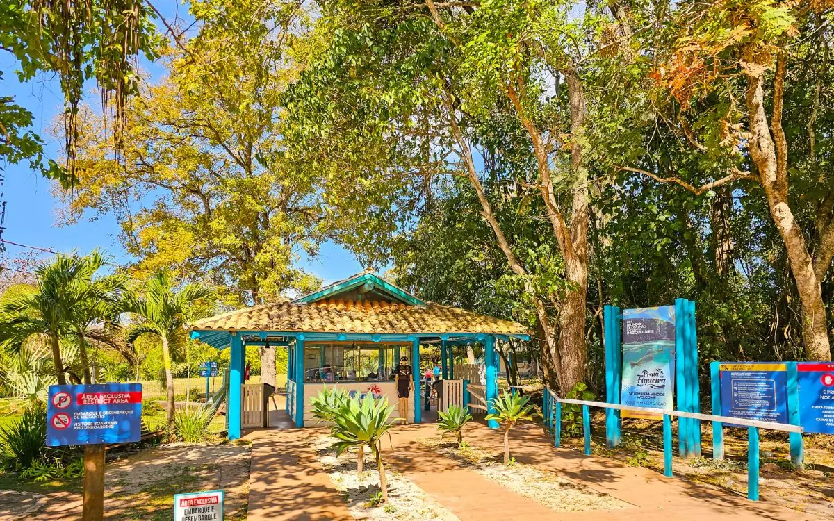 Entrance to Praia da Figueira, with free parking for visitors