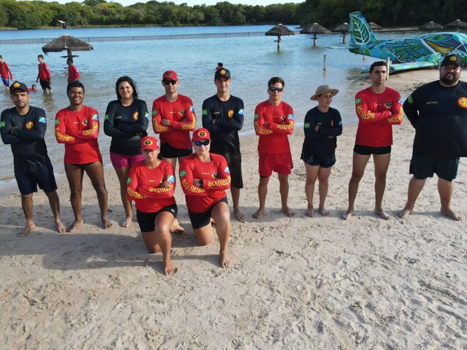Equipe de guarda-vidas e instrutores do treinamento com o Corpo de Bombeiros na Praia da Figueira
